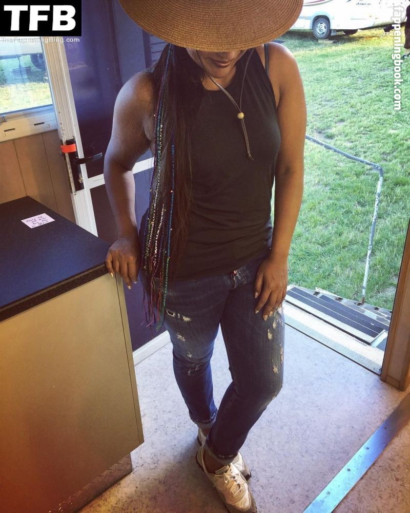 Mindy Kaling Onlyfans Nude Leaked Photos photo leak 37 of 50
