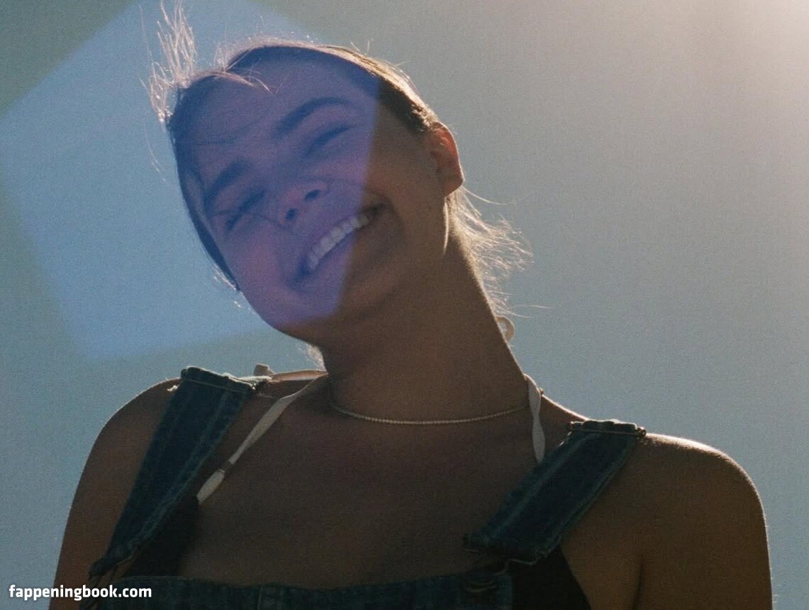 Bailee Madison Onlyfans Nude Leaked Photos photo leak 36 of 49