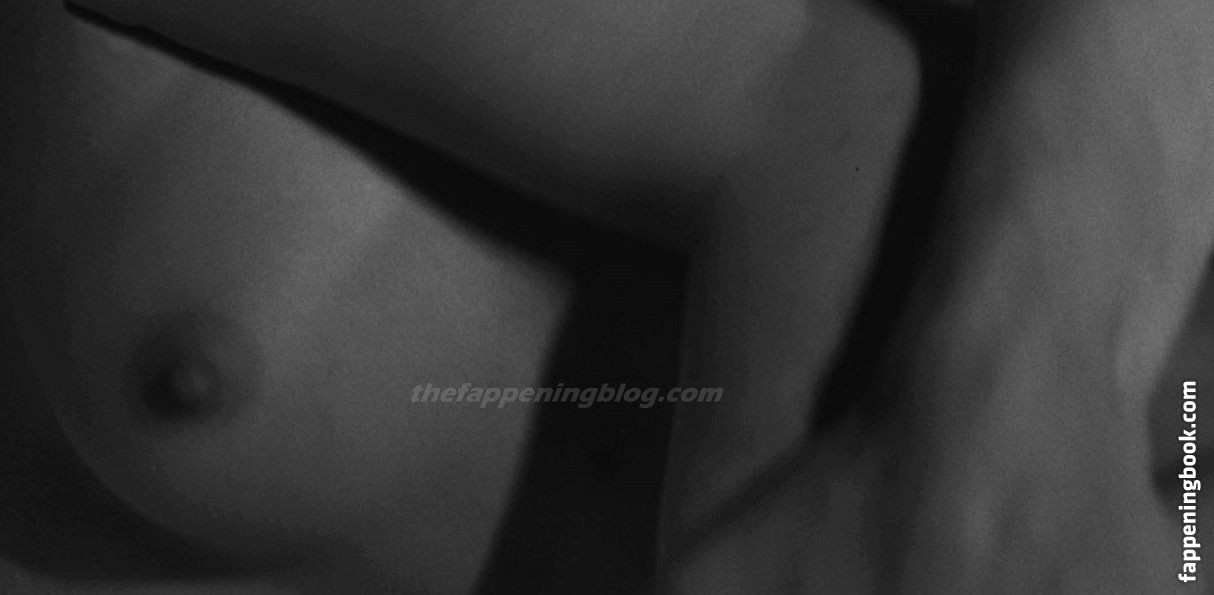 Fairuza Balk Onlyfans Nude Leaked Photos photo leak 26 of 49