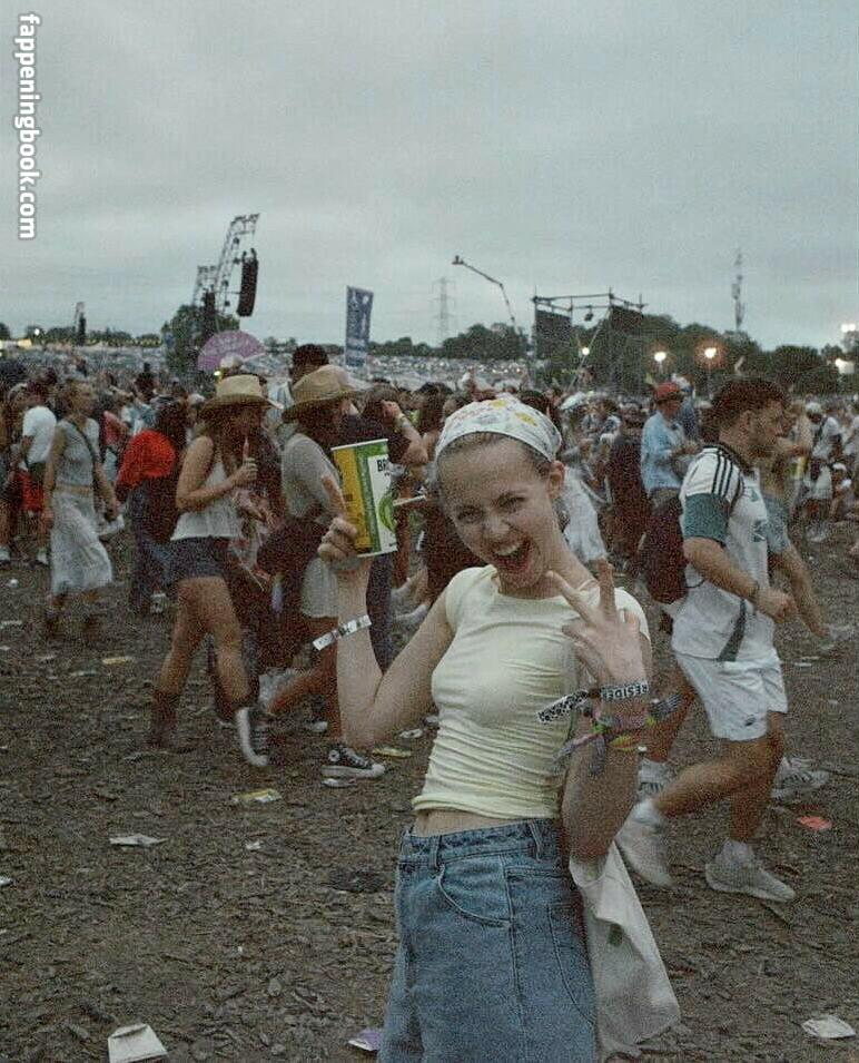 Iris Apatow Onlyfans Nude Leaked Photos photo leak 4 of 31