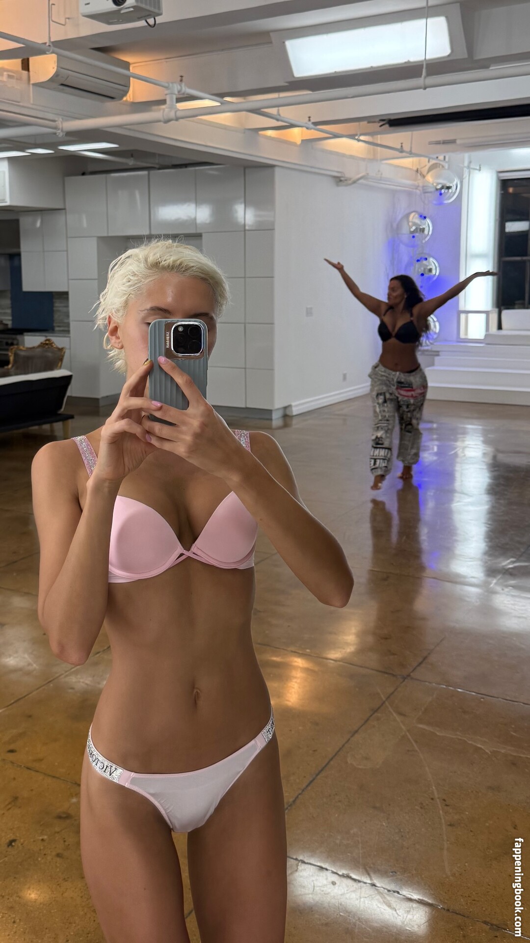 Iris Law Onlyfans Nude Leaked Photos photo leak 43 of 49