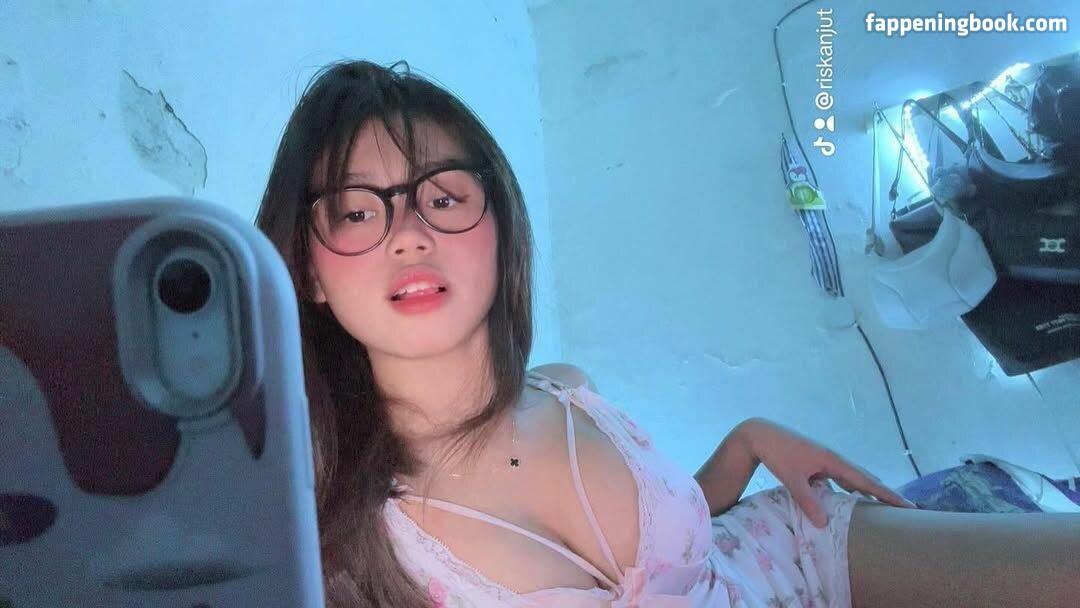 Riska Saputri Onlyfans Nude Leaked Photos photo leak 4 of 32