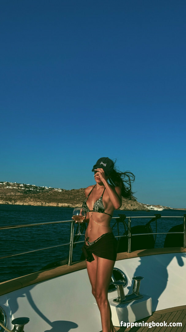 Hande Ercel Onlyfans Nude Leaked Photos photo leak 31 of 48