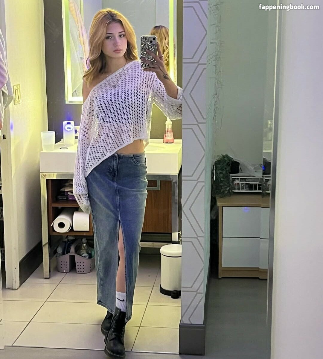 Emilykr0pp Onlyfans Nude Leaked Photos photo leak 7 of 26