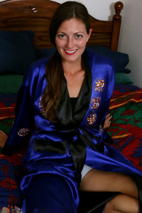 Over 30 woman Veronica Johnson toys her hairy bush after getting naked on bed
