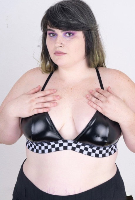 Brunette Cece Lachey flaunts her chubby naked body & spreads her hairy cunt
