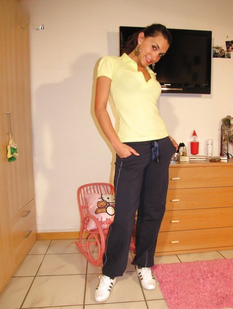 Amazing girl with cute face and feet Valentina
