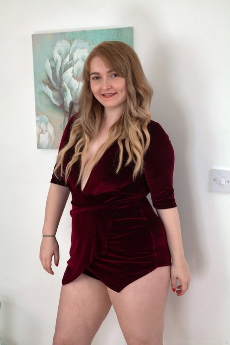 Amateur wife Cameron shows her chubby figure and flaunts her bushy beaver