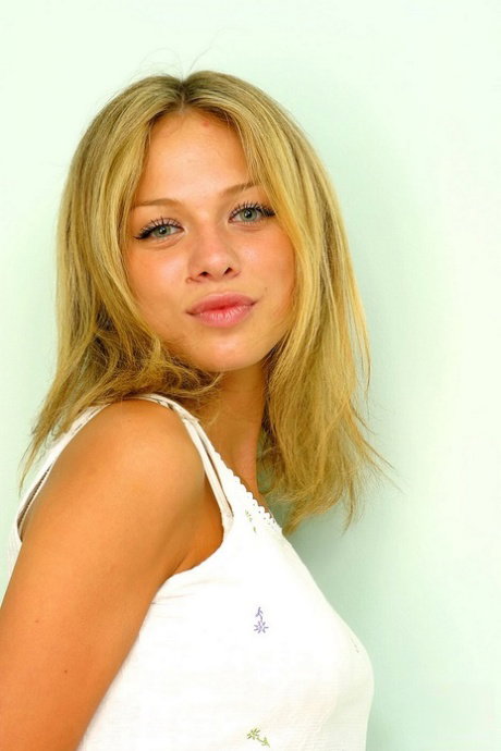 Blonde amateur Kortny casts sultry looks while getting completely naked