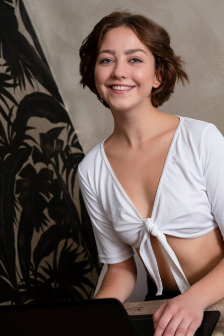 Glamorous babe Amaya shows every inch of her flawless naked body
