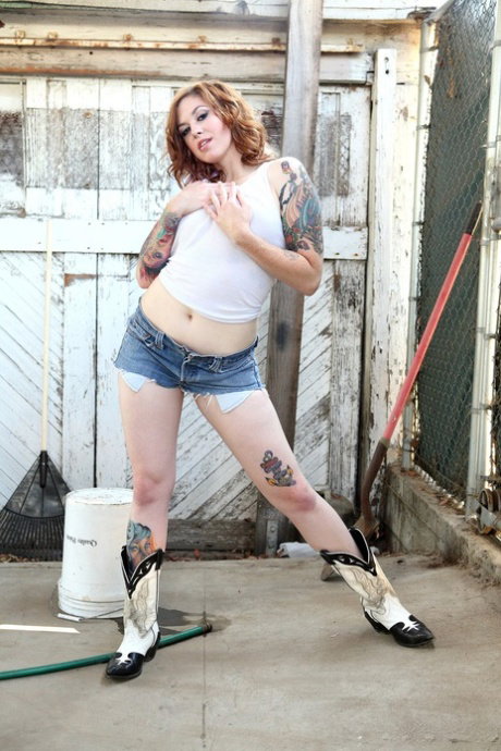 Tatted cowgirl Swindle shows off her luscious ass and big, wet tits out back