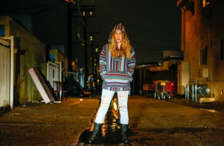 Lonely Carter Cruise was sheltered by a stranger and took relaxing bath