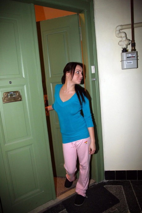 Club Seventeen performed by Lara G XXX Pictures