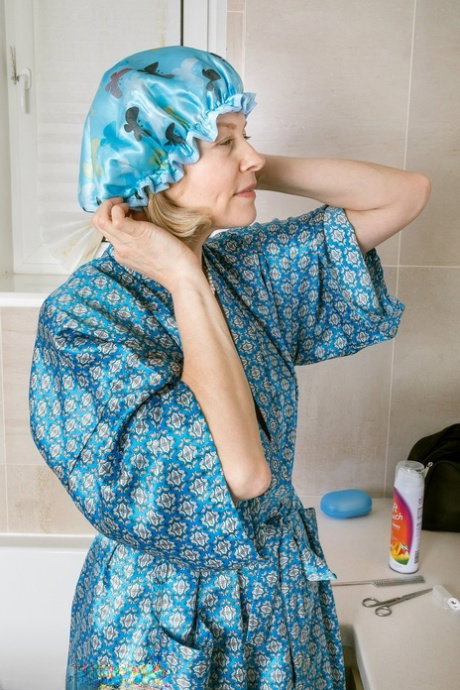 Over 30 lady Diana V shaves her pussy before removing shower cap