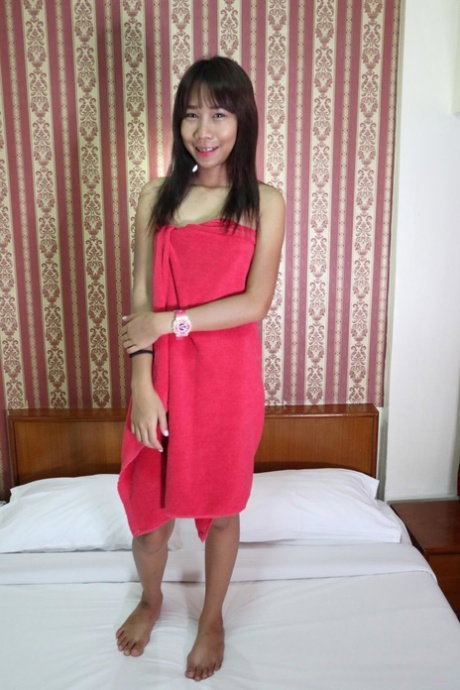 Pretty Asian girl On spreading her creampied pussy in a hotel room