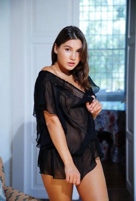 Beautiful brunette teen Ellie Luna highlights her nice pussy after going nude