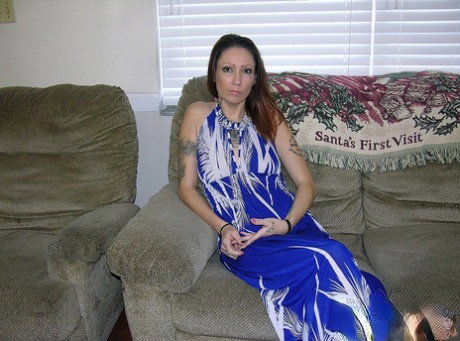 Tattooed amateur Sinn gets totally naked on top of her bed during solo action