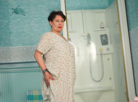 Mature BBW Nata uncovers her natural tits in front of a mirror