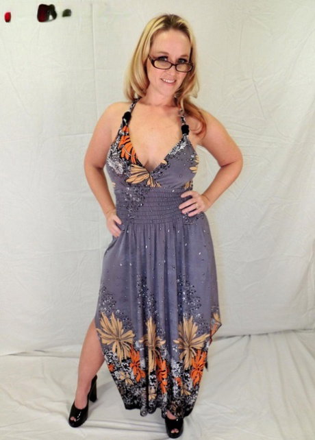 Amateur BBW Dee Siren exposes her big tits in a thong and glasses