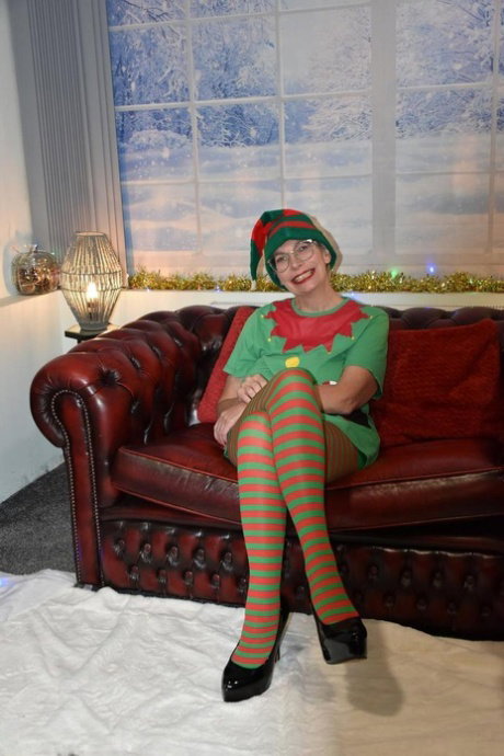 Older British woman Barby Slut goes nude in stockings at Christmas