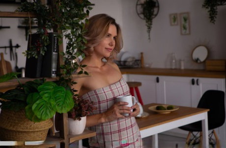 Young model Amber Pearl strikes great nude poses after a coffee