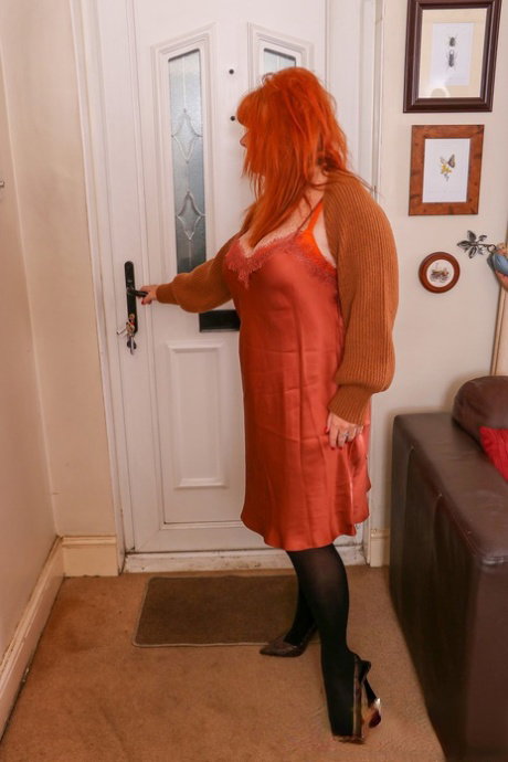 Granny Amber Vixxxen gets creampied while having sex with a young pizza boy