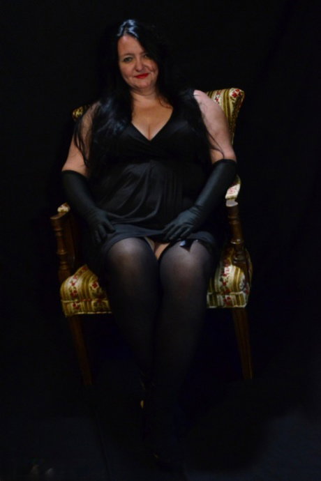Dark-haired mature BBW British Foxx grabs her big ass during upskirt action
