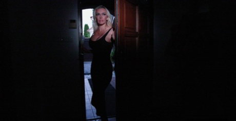 British MILF Amber Jayne takes a hard dick between pussy lips in the dark
