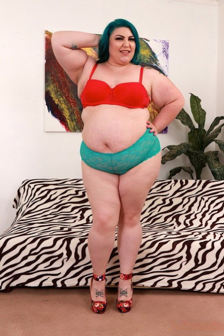 Naughty SSBBW Bella Bendz spreads her big ass cheeks and humps a dick