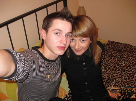 College girl and her boyfriend kiss before undressing for sex
