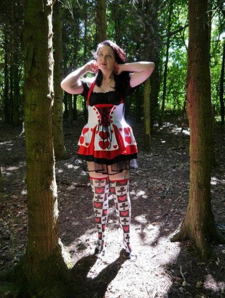 Amateur chick Tempest and her GF swap oral sex with a naked man in the woods