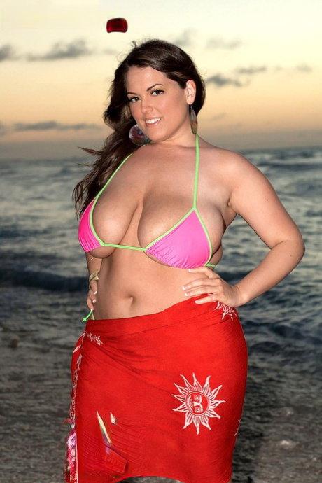 Big woman with great natural tits Taylor Steele strips on the beach