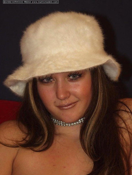 Amateur girl Jenna finger spreads her pussy while wearing an angora hat