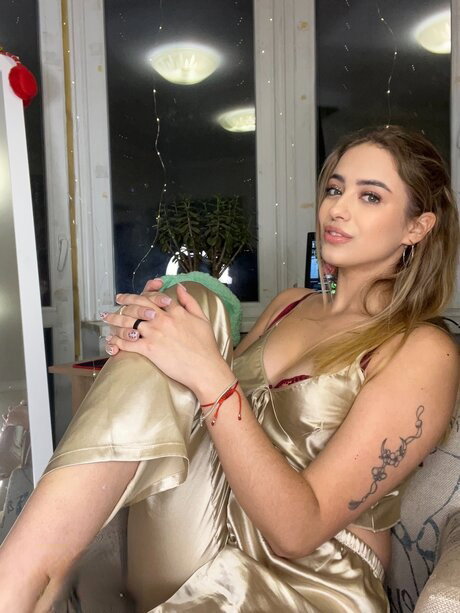 Sexy OnlyFans babe Ketty Moon shows her big ass & stockinged feet in a solo
