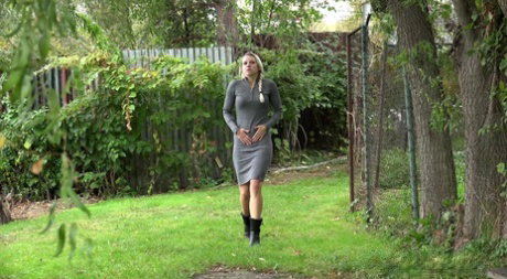 Hot walker in tight dress Bianca pauses on the path for a long leg-up pee
