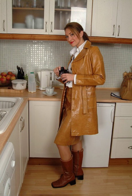 Amateur wife Elen Cole undresses and fingers her clam in the kitchen