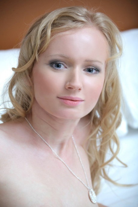 Met Art performed by Lana H Nude Gallery