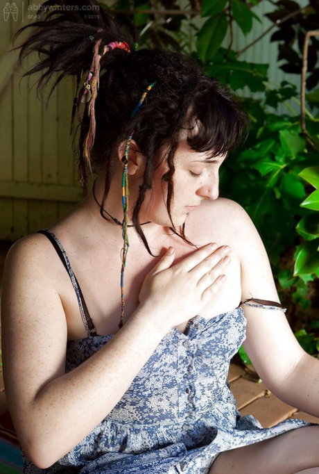 Alt chick Elizabeth S rids dress and masturbates young hairy vagina outside
