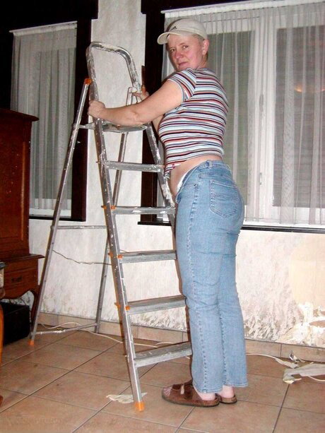 Older amateur Tiffany Pearl gets naked while working on a wall