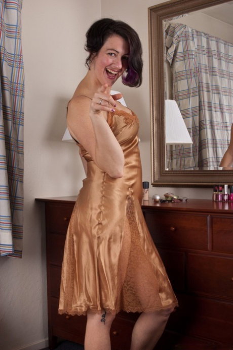 Pretty black haired Sadie Lune peels by the mirror & spreads bushy meaty lips