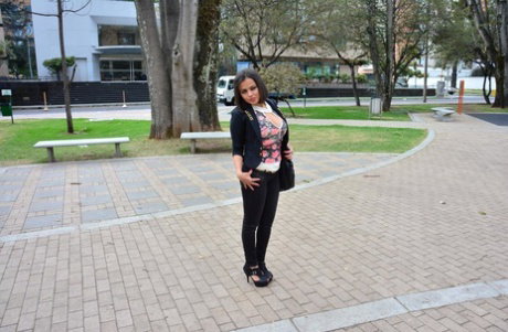 Amateur Latina has sex on the first date with a handsome stranger