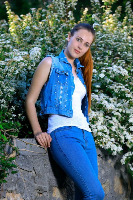 Adorable teen Hailey drops her jeans and flaunts her pussy outdoors