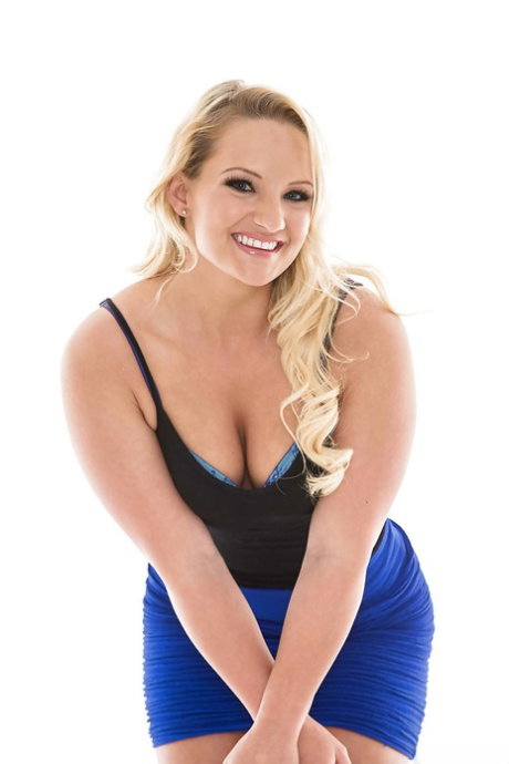 Big ass blonde undressing her blue skirt to show her stunning puss