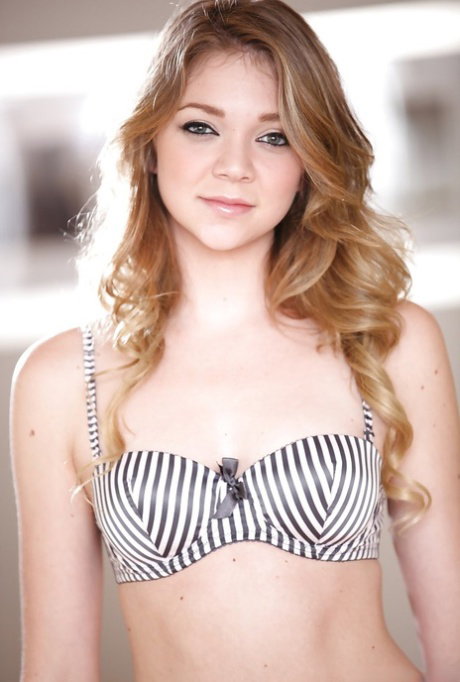 Slim teenage vixen Jessie Andrews stripping and spreading her legs