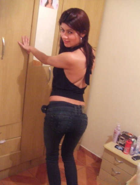 First timer Cindy strips to a thong and heels in a teasing fashion