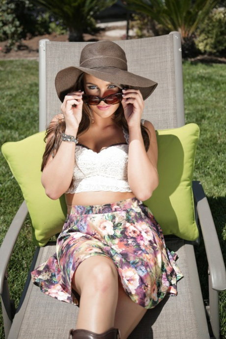 Amateur model Teal Conrad takes off her sunhat before baring her natural tits