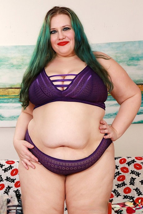 Obese chick Becki Butterfly sports dyed hair while being fucked by a machine