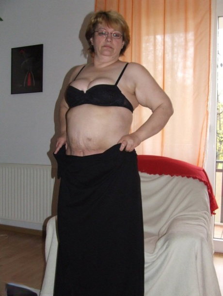 Mature fatty Sophie takes and English cucumber to her horny vagina