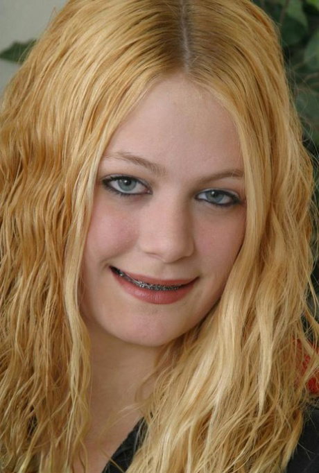 Teen amateur Kayla fingers and toys her pussy after getting naked on her bed