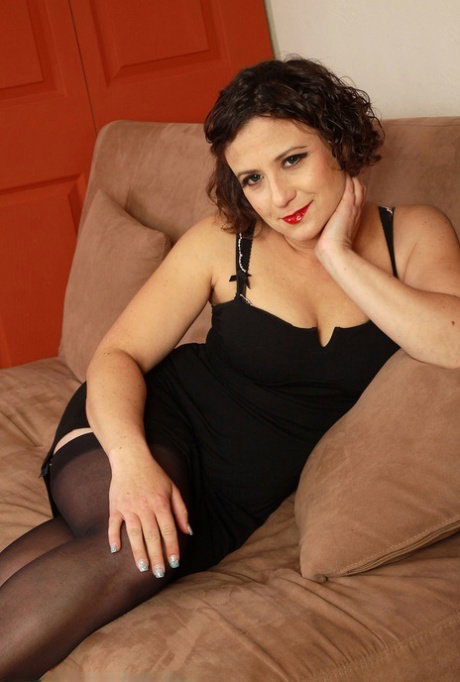 Middle aged woman removes her lingerie before spreading her pussy in nylons